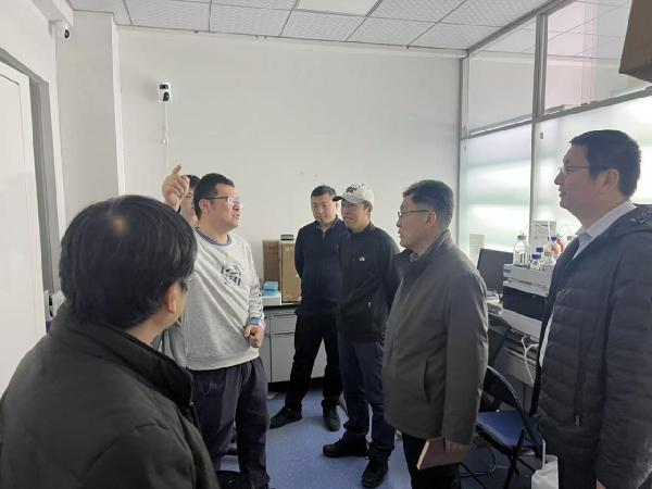 William威廉英国领导深入一线检查教学科研工作