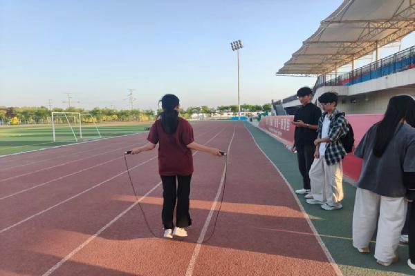 “古韵新动”校园传统体育运动赛暨“绳舞心扬，春跃愁消”跳绳减压活动成功举办
