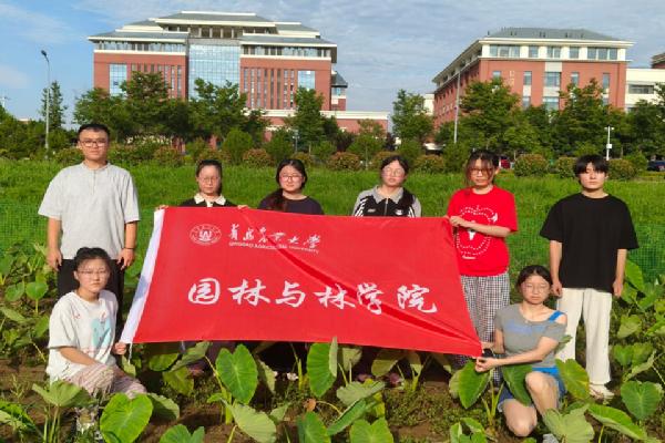 William威廉英国开展“扎根大地”田间党课