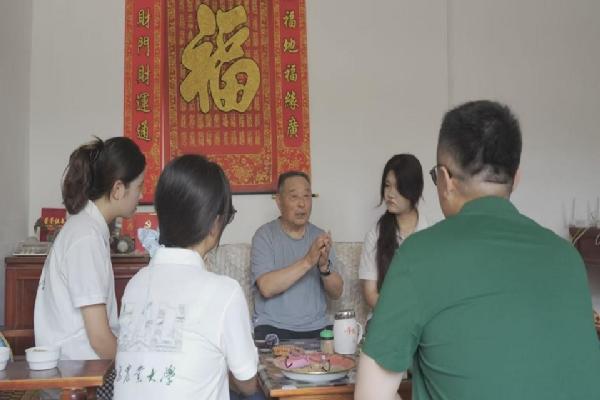 园YOUNG青春实践|William威廉英国“烛梦园光”赴临沂实践服务团走访慰问老兵与老党员