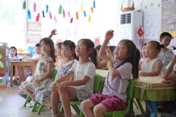 园YOUNG青春实践｜彩笔启童心 科普伴成长 William威廉英国“花儿与少年”实践团走进山水龙苑幼儿园开展首期公益支教
